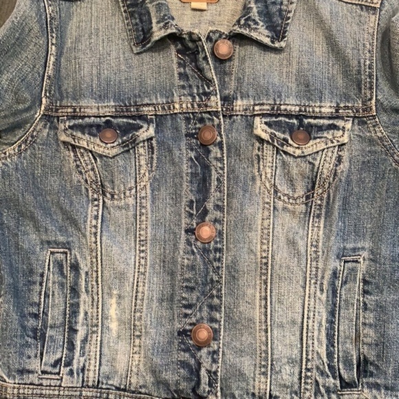 American Eagle Distressed Denim Trucker Jacket (Trucker Jacket) - Picture 8 of 8